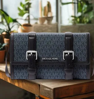 Bolso tipo baul azul MK.